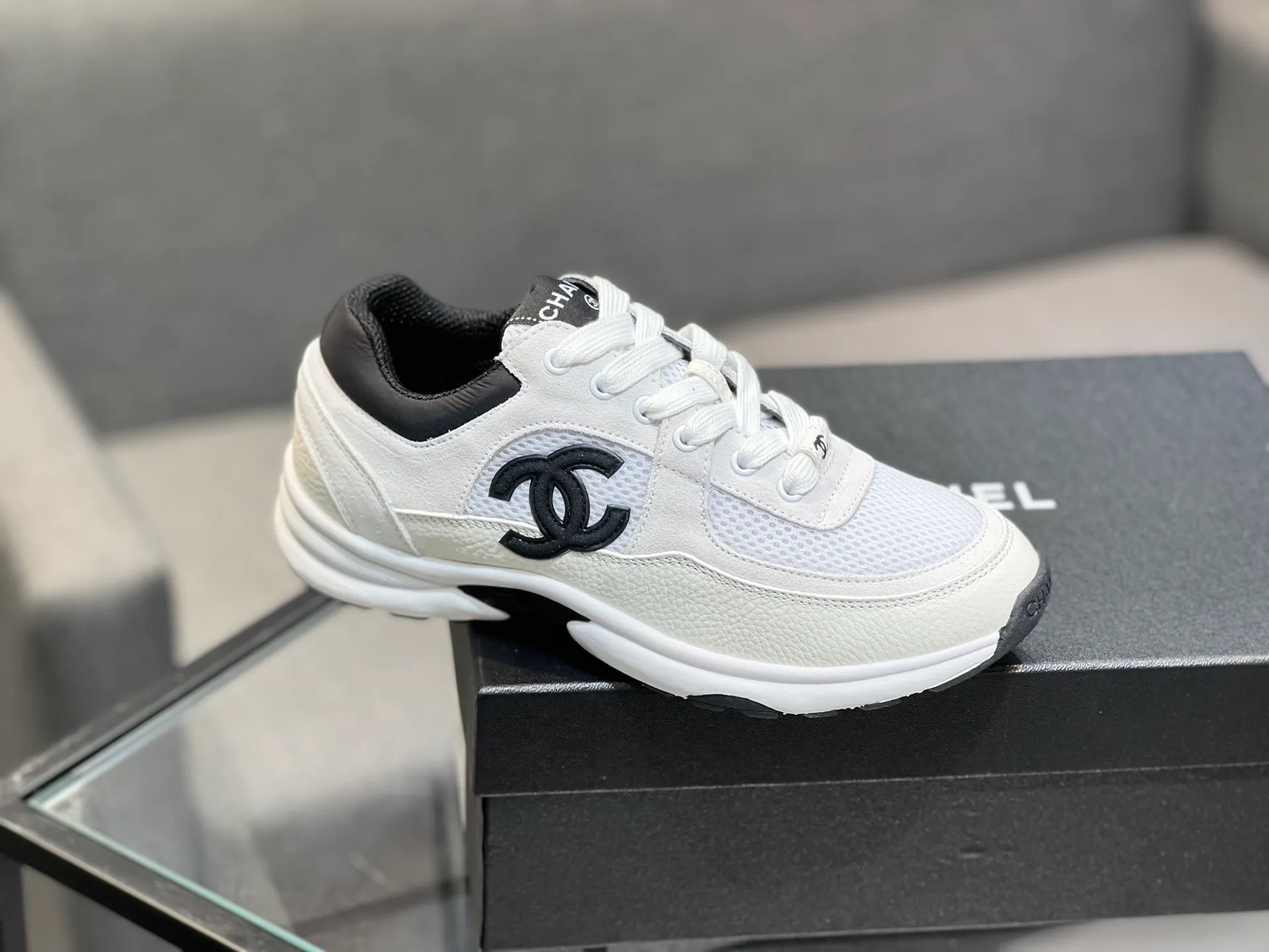 Men's men's shoes 💰620 Exclusive real shot (top version) CHANEL Chanel 2025ss color matching thick-soled casual sports shoes and sneakers. The counter is synchronized. The counter is very popular. A shoe that is very difficult to buy. The most popular thick-soled panda shoes on the Internet. It can be imagined that Xiaoxiang control can't miss it. It has both good looks and comfort. Simple and versatile white shoes. The thick sole increases the height and is super versatile. Close your eyes and wear it. Whoever wears it will look better. Upper: calfskin Lining: imported sheepskin lining Outsole: TPU original outsole Size: 35-44 (customized for women 41 and 40, and 45 for men)